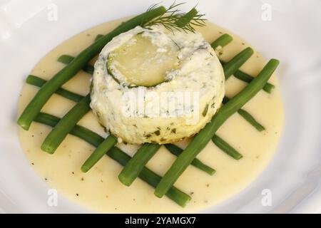 Schwäbische Küche, im Ofen gebackener Zander auf Prinzessinbohnen mit Zitronensauce, Fischgericht, Zanderfilet, Zucchini, grüne Bohnen, dill, Vorspeise, von t Stockfoto