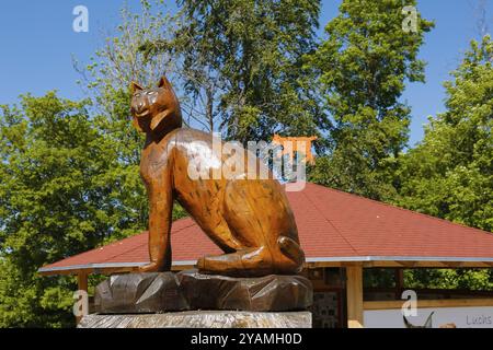 Lynx-Figur, Holzskulptur, Luchstation, Nachbildung, große Katze, lynx Info Point am Parkplatz auf Schloss Wildenstein, Pavillon hinten, Leiberting Stockfoto