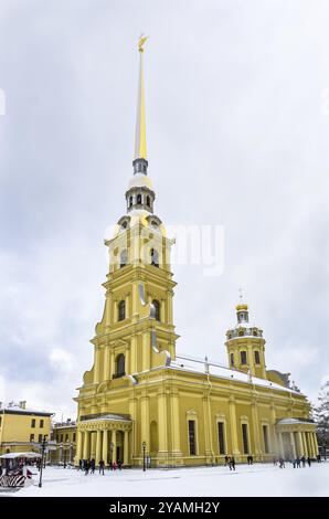 SANKT PETERSBURG, RUSSLAND, FEBRUAR 08: Blick auf die Peter-und-Paul-Kathedrale in der Peter-und-Paul-Festung am 08. Februar 2015 in Sankt-Petersburg, Russland, E. Stockfoto