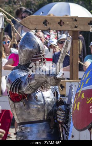 VYBORG, RUSSLAND, 27. JULI: Schwertschlacht während des traditionellen mittelalterlichen Festivals am 27. Juli 2019 in Vyborg, Russland, Europa Stockfoto