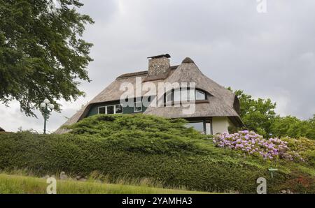Ein charmantes Landhaus mit Strohdach in der Norddeutschen Nordsee-Tourismusregion St. Peter Ording Stockfoto