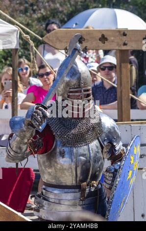 VYBORG, RUSSLAND, 27. JULI: Schwertschlacht während des traditionellen mittelalterlichen Festivals am 27. Juli 2019 in Vyborg, Russland, Europa Stockfoto