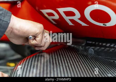 Crew-Mitglieder von AJFoyt Racing bereiten ihren Rennwagen für die Indianapols 500 in Indianapolis, USA, Nordamerika vor Stockfoto