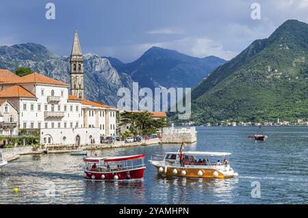 Blick auf Boote und Perast Stadt in Montenegro Stockfoto