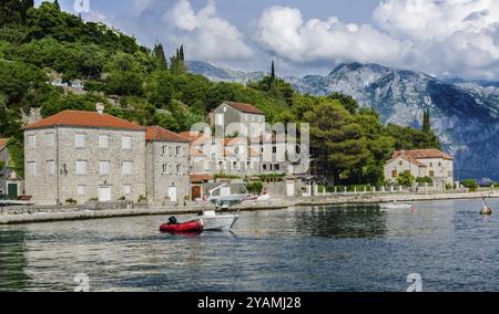 PERAST, MONTENEGRO, 18. JUNI: Blick auf Stadt und Meeresbucht am 18. Juni 2014 in Perast, Montenegro, Europa Stockfoto