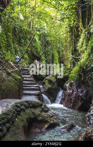 UBUD, BALI, INDONESIEN, SEPTEMBER 07: Blick auf einen Bergfluss und Wasserfall im Sacred Monkey Forest am 07. September 2018 in Ubud, Bali, Indonesien, AS Stockfoto