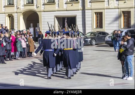PRAG, TSCHECHISCHE REPUBLIK, 15. FEBRUAR: Soldaten der Prager Schlosswache marschieren zur Zeremonie der Ehrenwache am 15. Februar 20 Stockfoto