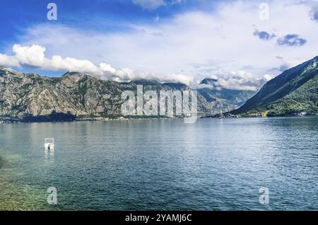 Panoramablick auf die Bucht von Kotor am Sommertag in Montenegro Stockfoto