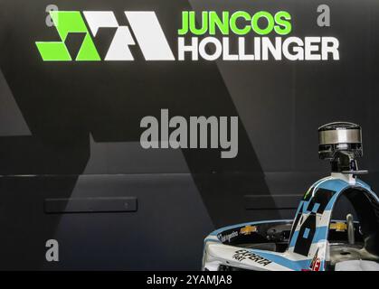 Crew-Mitglieder von Juncos Hollinger Racing bereiten ihren Rennwagen für die Indianapols 500 in Indianapolis vor Stockfoto