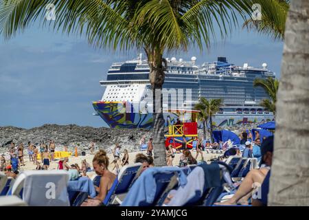 Caribbean Marvel: Norwegian Encore enthüllt anmutig Great Stirrup Cay, Ein privates Paradies auf den Bahamas, das Urlauber in sonnenverwöhnter Glückseligkeit begrüßt Stockfoto