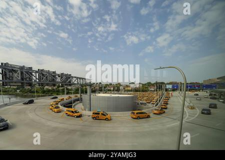 Gelbe Taxis stehen am Flughafen LaGuardia an, bevor sie ihre Fahrpreise abholen Stockfoto