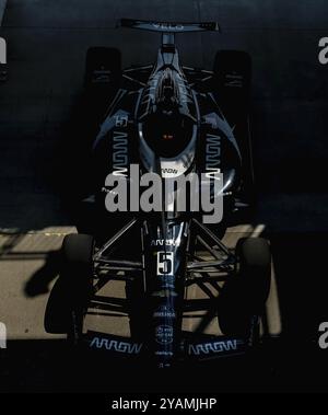 Die Arrow McLaren Chevrolet-Crew rollte ihr Rennauto aus, um die Straße vor einem Training für die Indianapolis 500 auf dem Indianapolis Motor Speedway in zu Boxen Stockfoto