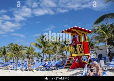 Atemberaubender Great Stirrup Cay: Smaragdgrüne Gewässer, unberührte Strände und üppiges Grün zeichnen eine Postkartenszene auf den idyllischen Berry Islands of the aus Stockfoto