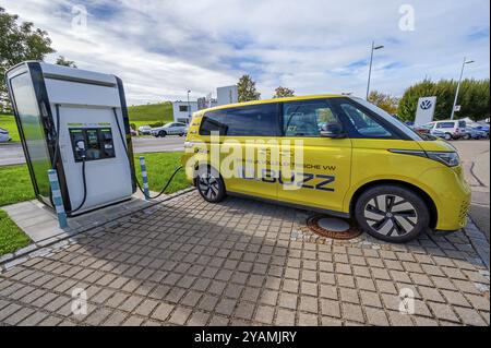 Der neue vollelektrische Volkswagen ID-BUZZ mit Ladestation, Kempten, Allgaeu, Bayern, Deutschland, Europa Stockfoto