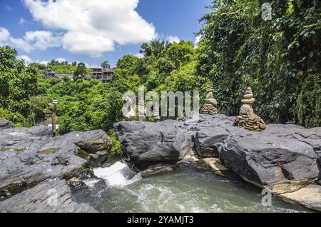 Blick auf den Bergfluss und den Gipfel des Tegenungan Wasserfalls in Ubud auf Bali, Indonesien, Asien Stockfoto