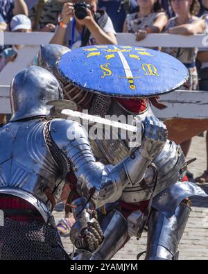 VYBORG, RUSSLAND, 27. JULI: Schwertschlacht während des traditionellen mittelalterlichen Festivals am 27. Juli 2019 in Vyborg, Russland, Europa Stockfoto