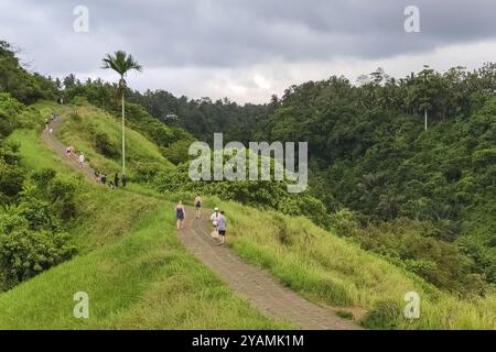 UBUD, BALI, INDONESIEN, SEPTEMBER 07: Touristen, die am 7. September 2018 auf dem Campuhan Ridge spazieren gehen, in Ubud, Bali, Indonesien, Asien Stockfoto