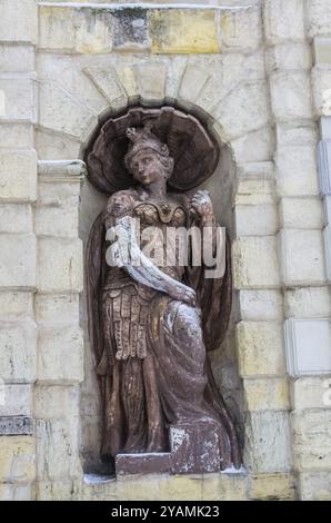 Nahaufnahme der weiblichen Skulptur in der Peter-und-Paul-Festung in Sankt Petersburg, Russland im Winter Stockfoto