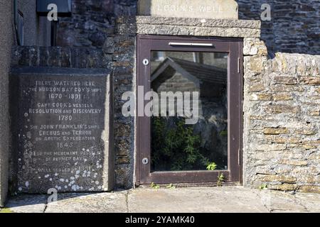 Gedenkstein für Seeleute mit ihren Schiffen, Cook und Franklin, Discovery und Erebus, Zentrum von Stromness, Orkney, Schottland, Großbritannien Stockfoto