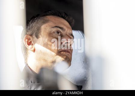 Teambesitzer RICARDO JUNCOS beobachtet sein Team bei der Arbeit an seinem Juncos Hollinger Racing Car, bevor er sich für die Indianapolis 500 in Indianapolis Moto qualifiziert Stockfoto