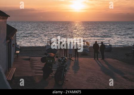 Im Sommer genießen die Menschen einen nicht überfüllten Strand in Stenbjerg Landingsplads, Thy Nationalpark, ländliches Jütland, Dänemark Stockfoto