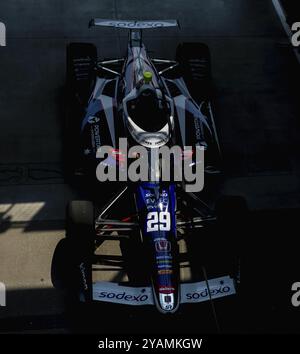 Die Andretti Steinbrenner Autosport Honda Crew rollt ihr Rennauto zur Boxenstrecke aus, bevor sie für die Indianapolis 500 im Indianapolis Moto trainieren Stockfoto