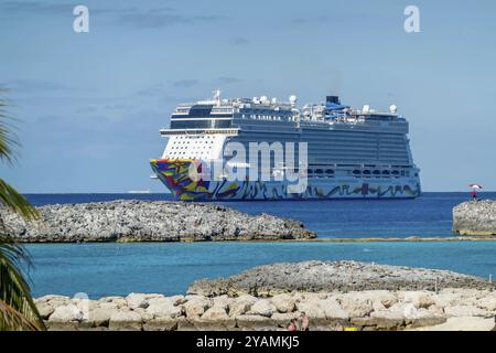 Caribbean Marvel: Norwegian Encore enthüllt anmutig Great Stirrup Cay, Ein privates Paradies auf den Bahamas, das Urlauber in sonnenverwöhnter Glückseligkeit begrüßt Stockfoto