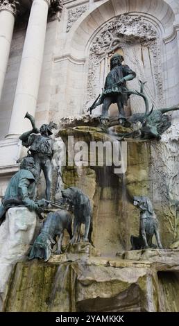 Der Matthias-Brunnen ist eine monumentale Brunnengruppe auf dem westlichen Vorhof der Budaer Burg in Budapest. Alajos Strobls neobarockes Meisterwerk Foto Stockfoto