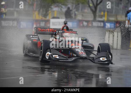 INDYCAR Series-Fahrer CHRISTIAN LUNGAARD (45) aus Hedensted, Dänemark, reist während einer nassen und gefährlichen Trainingseinheit für den BI durch die Kurven Stockfoto