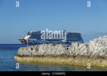 Caribbean Marvel: Norwegian Encore enthüllt anmutig Great Stirrup Cay, Ein privates Paradies auf den Bahamas, das Urlauber in sonnenverwöhnter Glückseligkeit begrüßt Stockfoto