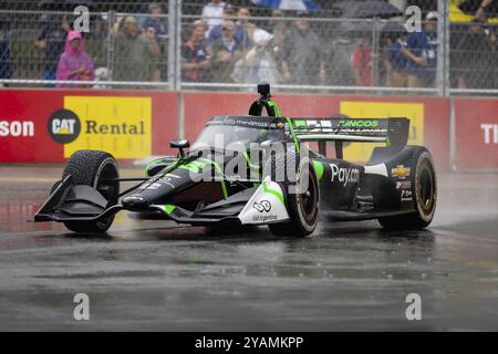 Der Fahrer der INDYCAR-Serie, AGUSTIN HUGO CANAPINO (R) (78) aus Arrecifes, Argentinien, fährt während eines nassen und gefährlichen Übungssitzes durch die Kurven Stockfoto