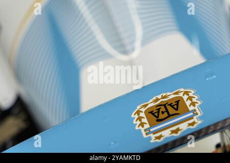 Crew-Mitglieder von Juncos Hollinger Racing bereiten ihren Rennwagen für die Indianapols 500 in Indianapolis vor Stockfoto