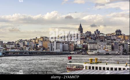 ISTANBUL, TÜRKEI, 23. SEPTEMBER: Blick auf den Bosporus und die Stadt am 23. September 2014 in Istanbul, Türkei, Asien Stockfoto