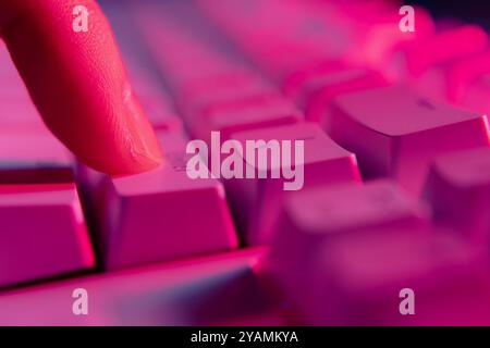 Drücken Sie die Eingabetaste auf einer Tastatur in rosa Licht Stockfoto