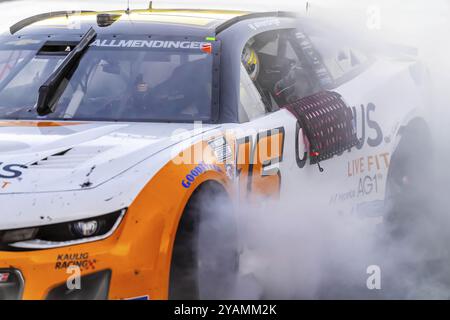 AJ ALLMENDINGER (16), Fahrer der NASCAR Cup Series, gewinnt die Bank of Amercia ROVAL 400 auf dem Charlotte Motor Speedway in Concord, NC Stockfoto