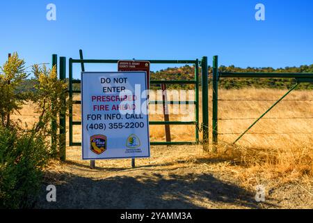 Ein geschlossenes Tor mit einem Sicherheitsschild, das über ein vorgeschriebenes Feuer im Joseph D. Grant County Park, Kalifornien, USA, informiert - 12. Oktober 2024 Stockfoto