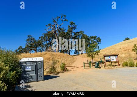 Ein Ausgangspunkt im Joseph D. Grant County Park mit einer tragbaren Toilette, Informationstafel - Kalifornien, USA - 12. Oktober 2024 Stockfoto