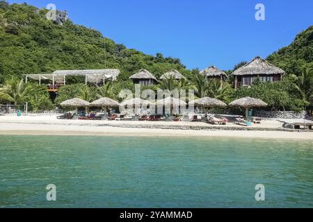 Fantastische Aussicht auf den Sandstrand und Resort auf Monkey Island in Halong Bay, Vietnam, Asien Stockfoto