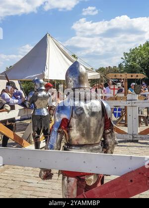 VYBORG, RUSSLAND, 27. JULI: Schwertschlacht während des traditionellen mittelalterlichen Festivals am 27. Juli 2019 in Vyborg, Russland, Europa Stockfoto