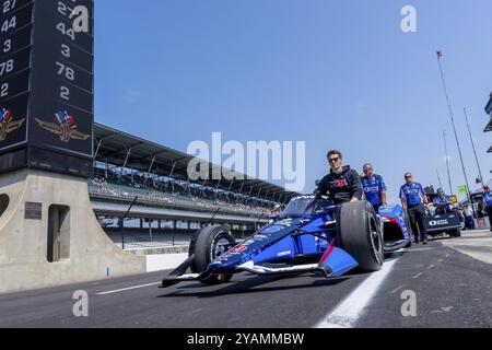 INDYCAR-Fahrer GRAHAM RAHAL (15) aus New Albany, Ohio und sein Rahal Letterman Lanigan Racing Honda Team bereiten sich auf die Qualifikation für die Indianapolis 500 A vor Stockfoto