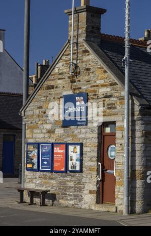 RNLI Lifeboat Station, Wasserrettungsgebäude am Hafen, Stromness, Festland, Orkney, Schottland, Großbritannien Stockfoto