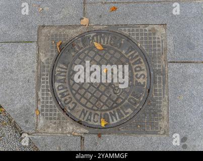 Madrider Schachtdeckel auf einer belebten Straße in Madrid, Spanien, Europa Stockfoto