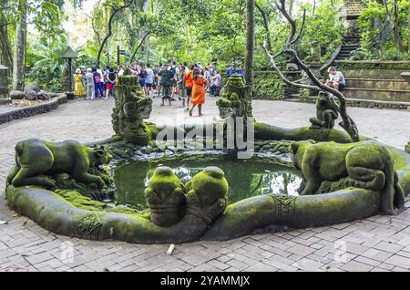 UBUD, BALI, INDONESIEN, SEPTEMBER 07: Teich mit Statue im Heiligen Affenwald am 07. September 2018 in Ubud, Bali, Indonesien, Asien Stockfoto