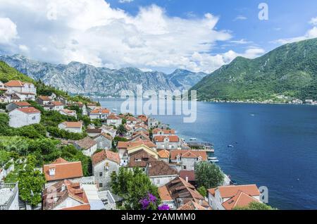 Top-Luftbild am Sommertag in Montenegro über die Altstadt von Perast und der Bucht von Kotor Stockfoto