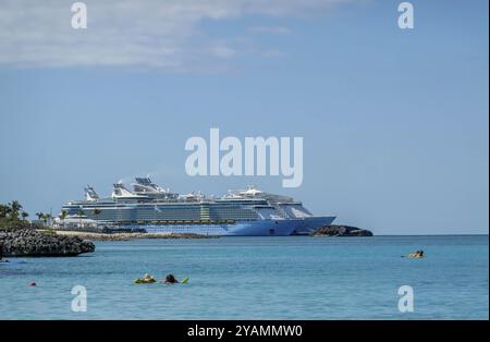 Caribbean Marvel: Norwegian Encore enthüllt anmutig Great Stirrup Cay, Ein privates Paradies auf den Bahamas, das Urlauber in sonnenverwöhnter Glückseligkeit begrüßt Stockfoto