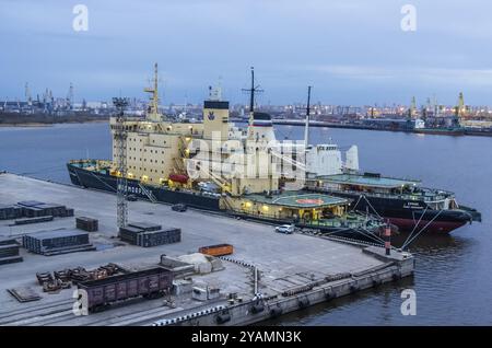 SANKT PETERSBURG, RUSSLAND, 17. APRIL: Abendblick auf Seehafen, Schiffe und Kräne am 17. April 2016 in Sankt Petersburg, Russland, Europa Stockfoto