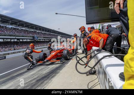 DER INDYCAR-Fahrer BENJAMIN PEDERSEN (R) (55) aus Kopenhagen, Dänemark, bringt seinen AJ Foyt Racing Chevrolet während der Indianapolis 500 bei t in Dienst Stockfoto