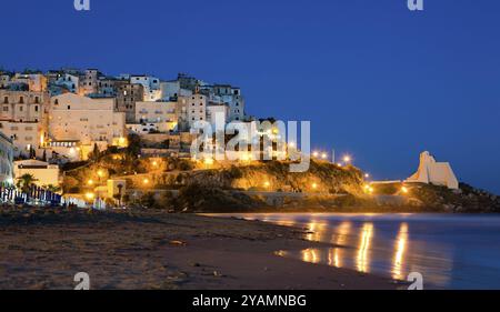 Abendlicher Blick auf den Strand und den Felsen, auf dem die wunderschöne italienische Stadt Sperlonga liegt Stockfoto