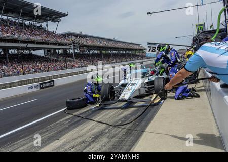 Der INDYCAR-Fahrer AGUSTIN HUGO CANAPINO (R) (78) aus Arrecifes, Argentinien, bringt seinen Juncos Hollinger Racing Chevrolet während der Indiana Stockfoto