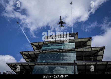 Die United States Air Force führt einen Überflug auf dem Indianapolis Motor Speedway durch, wo der 108. Lauf der Indianapolis 500 in SPE stattfindet Stockfoto